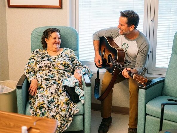 Charles Esten sings to HCA Healthcare patient with his guitar
